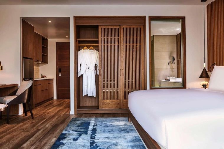 Studio King Mountain View with Balcony